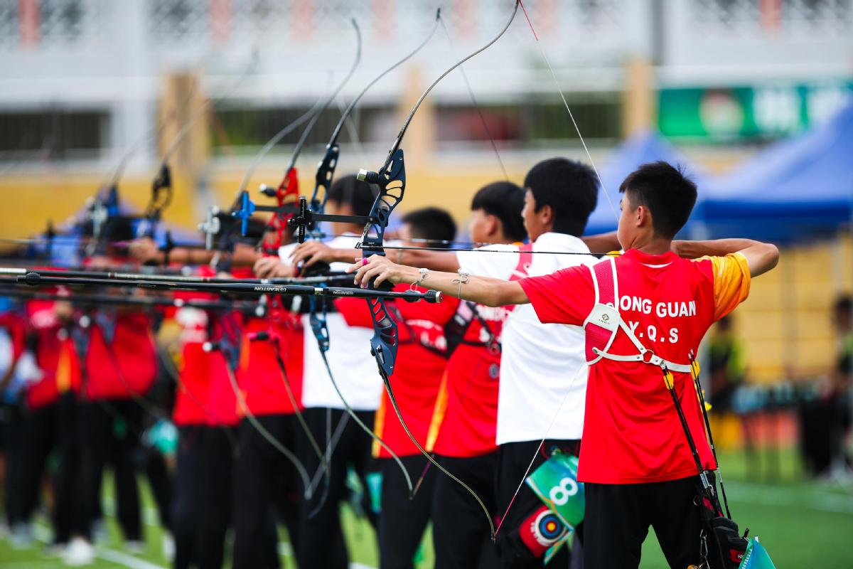 喀麦隆射箭选手精准发矢，夺得金牌