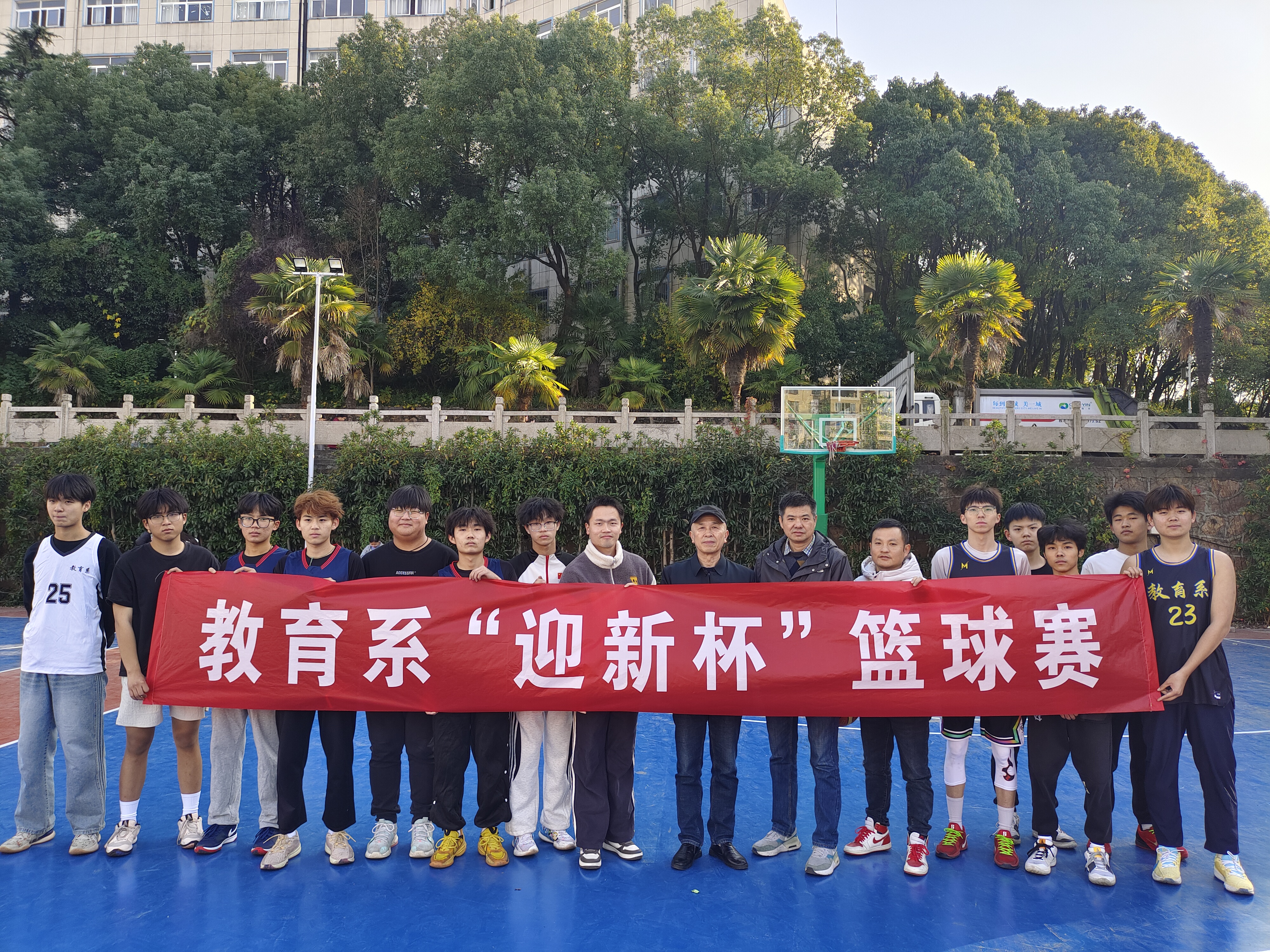 关于大量篮球爱好者围绕职业联赛展开讨论的信息