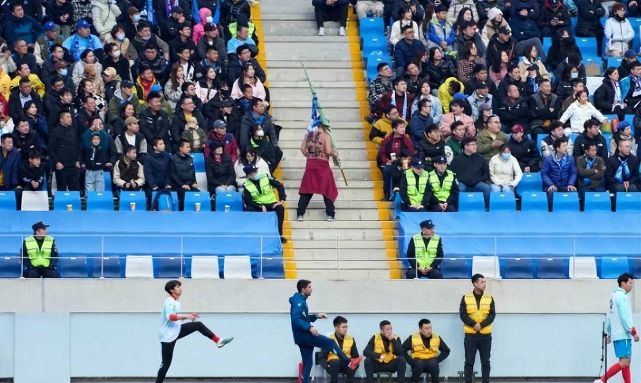 力拔头筹的队伍,赢得球迷的热烈喝彩的简单介绍 力拔头筹的队伍,赢得球迷的热烈喝彩的简单介绍