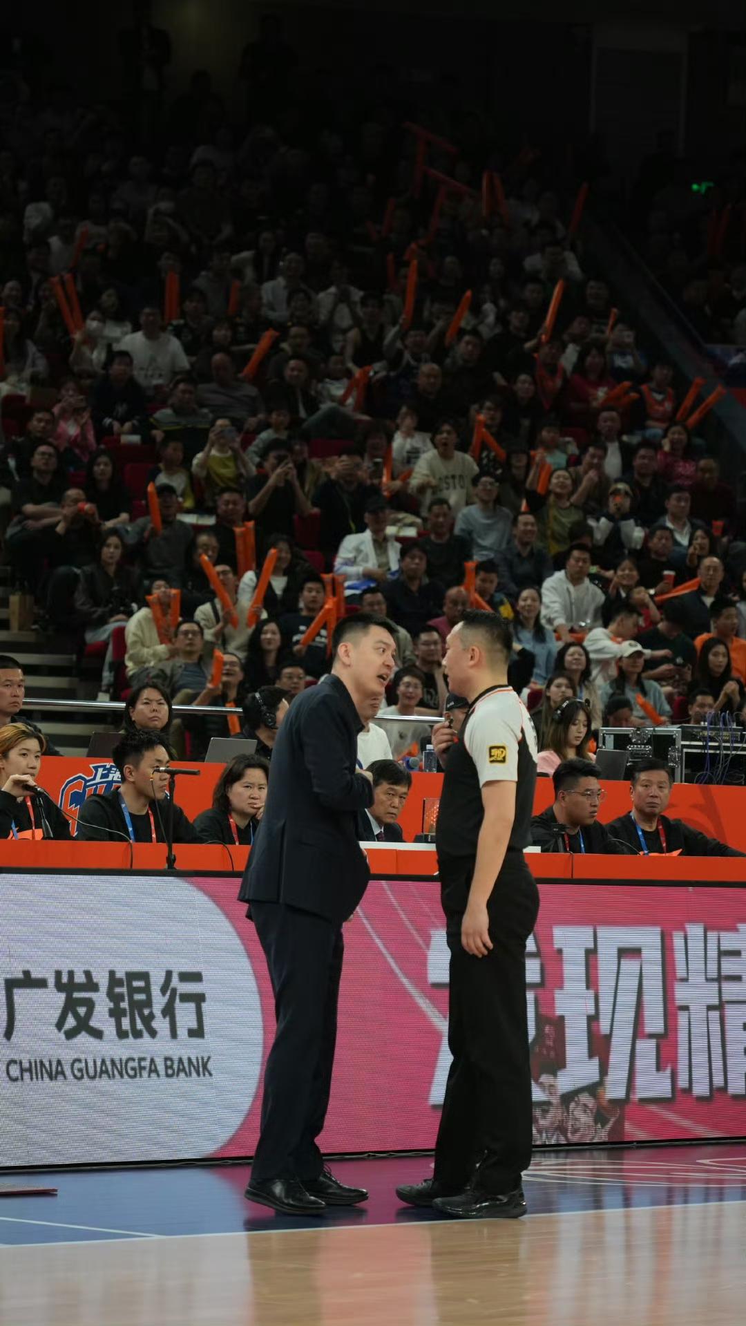 包含压哨绝杀引爆全场,球迷欢呼不已的词条 包含压哨绝杀引爆全场,球迷欢呼不已的词条