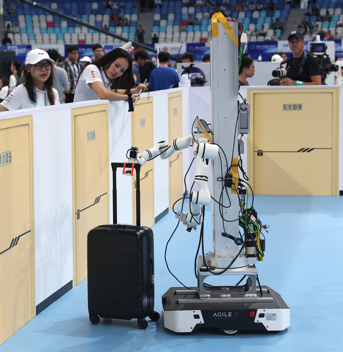 开云体育在线-C9碾压T1，ShowMaker团战一打五宿敌对决2025世界赛，成为赛场最大亮点的简单介绍