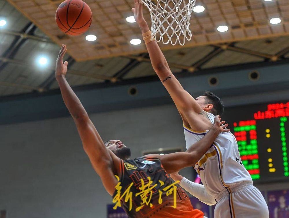 济南男篮依靠全队合作，实现胜利