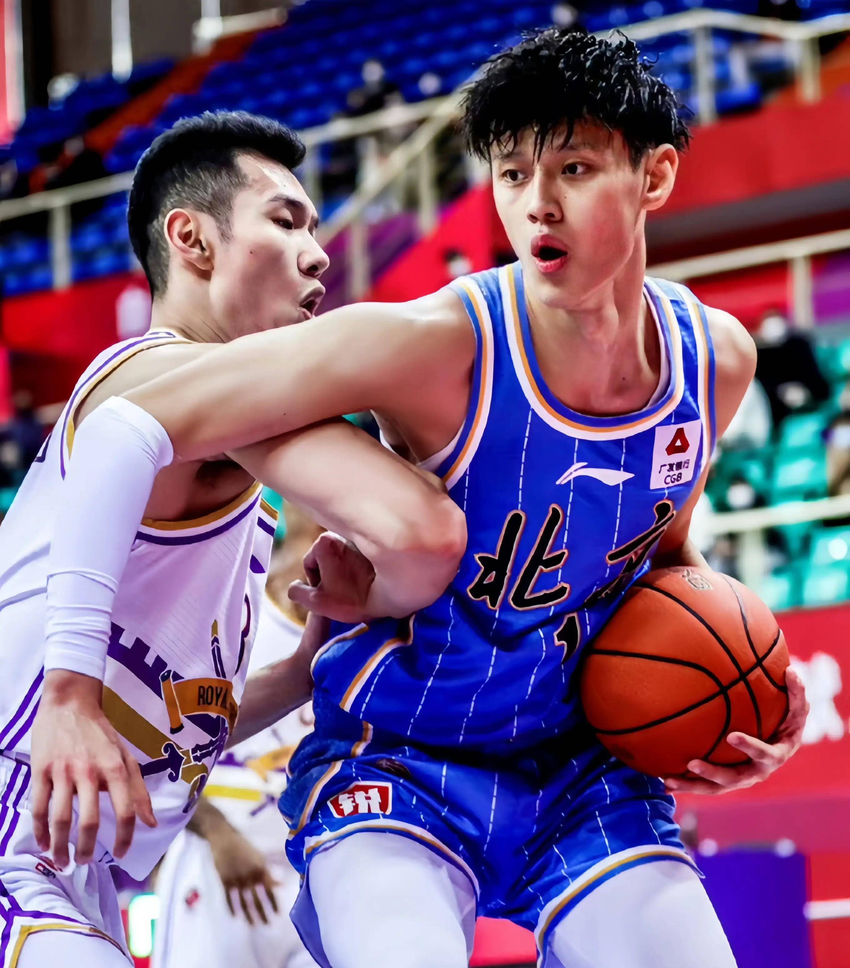 开云官网-东部篮球联赛迎来激烈对决，精彩纷呈