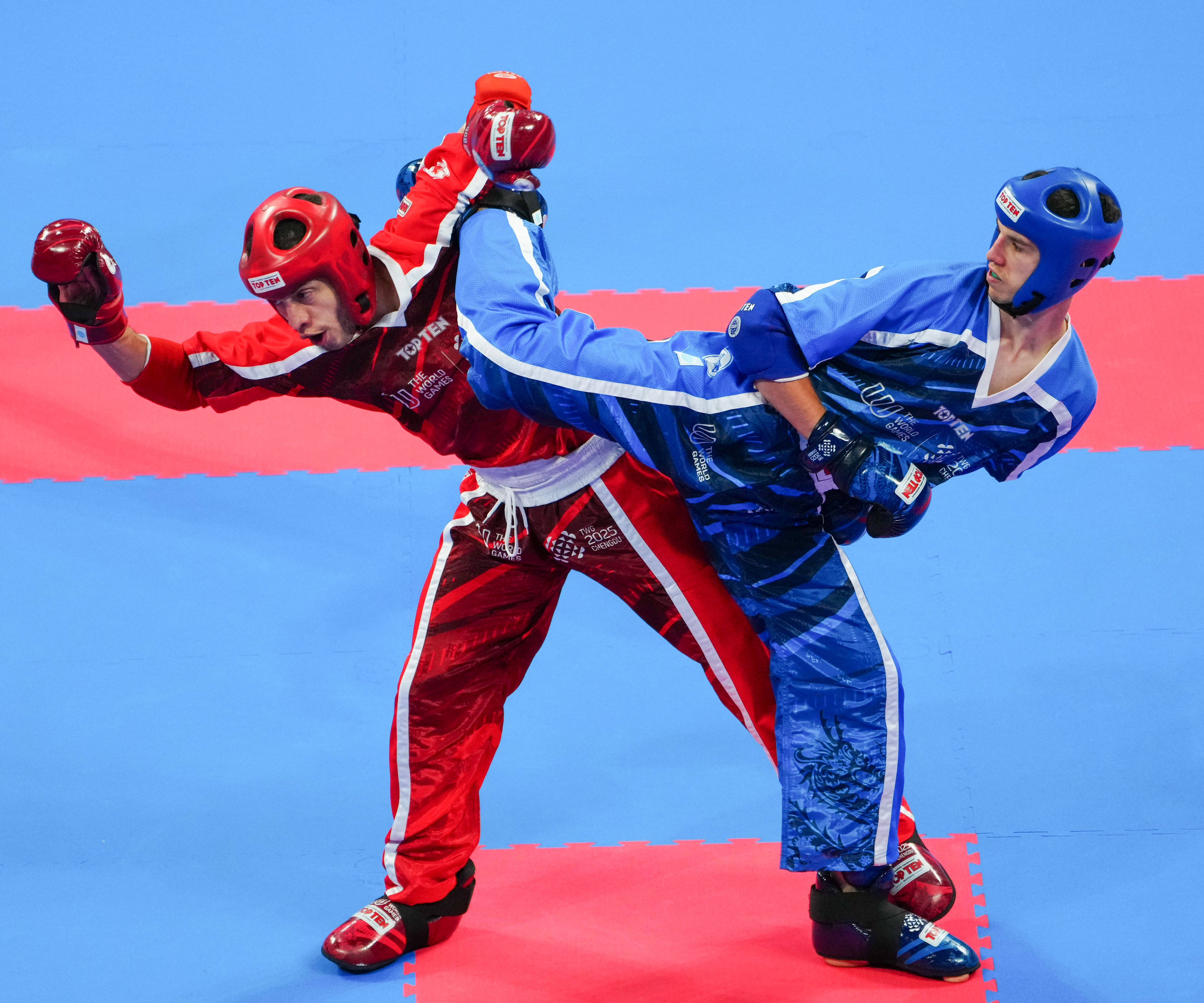 世界各国选手在激烈比拼中展现出色技艺 世界各国选手在激烈比拼中展现出色技艺