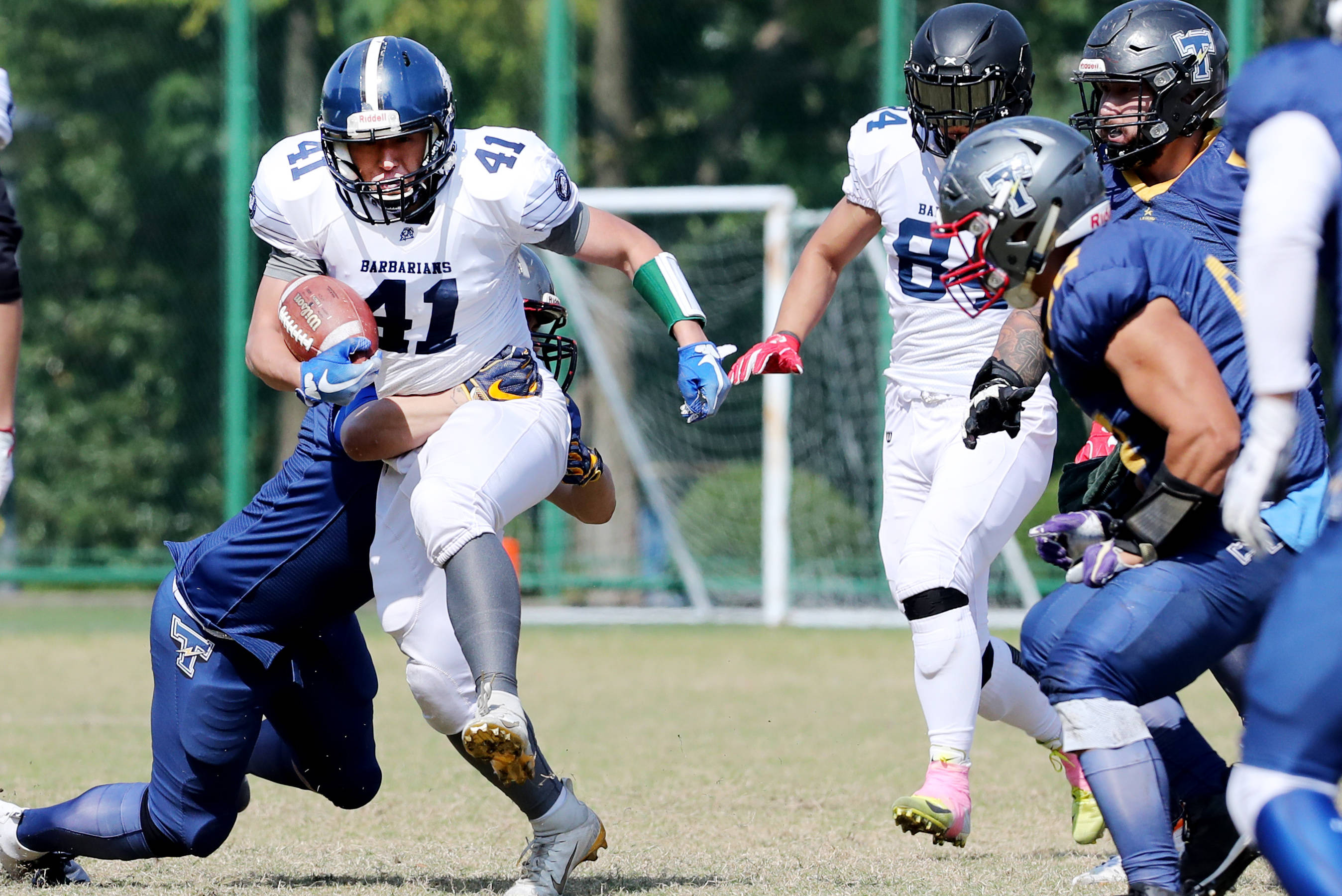 橄榄球赛事竞争激烈，历尽千辛万苦