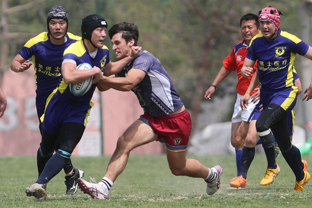 橄榄球赛事竞争激烈，历尽千辛万苦