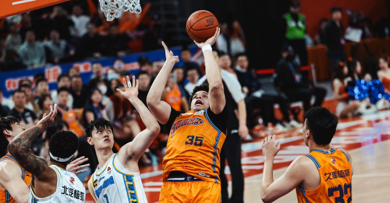 福建男篮主场击败对手保持不败