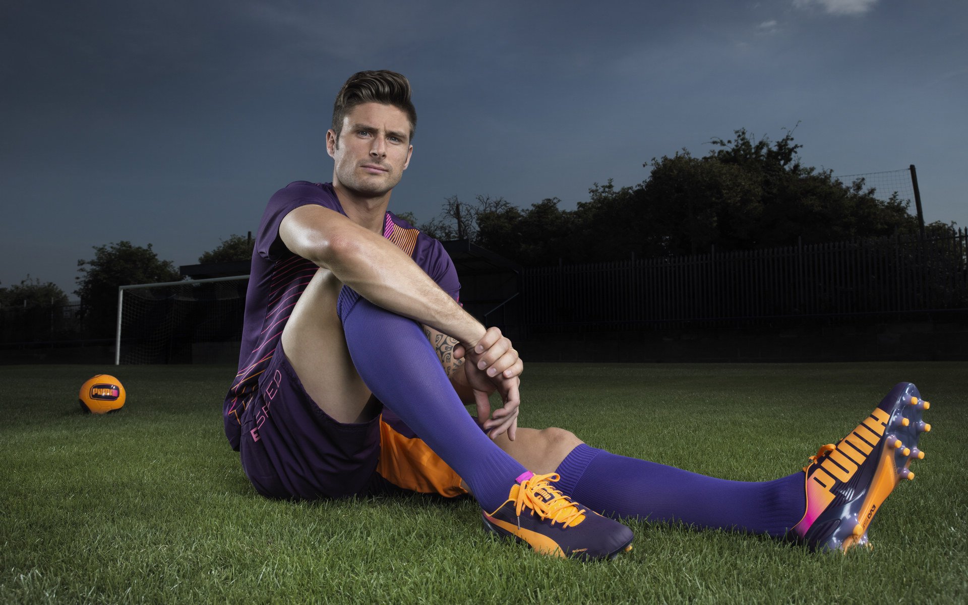 双线突破，从绿茵场到橄榄球场，个体与团队的胜利哲学