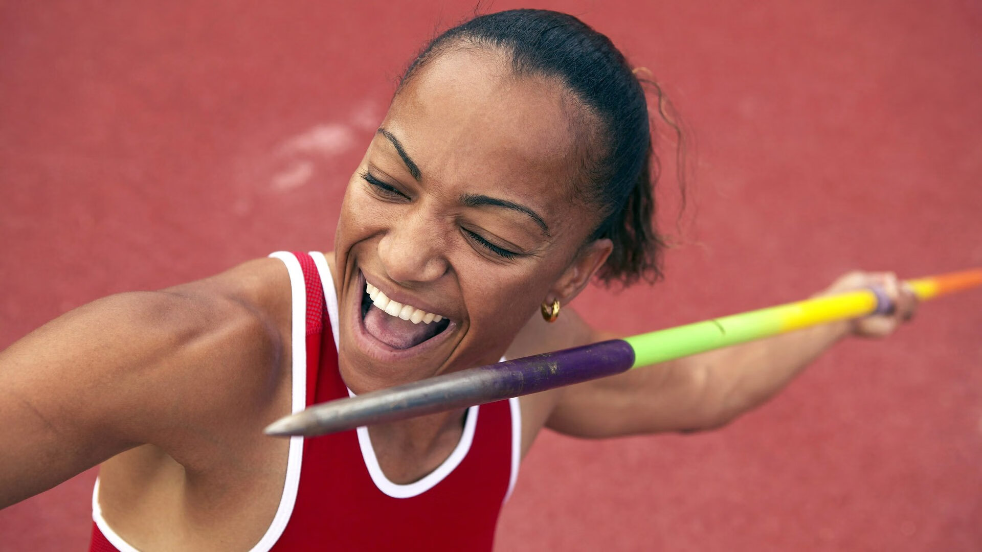 开云平台-赛道冤家的0.3秒，红牛二队战术险胜，汉密尔顿雨夜高光